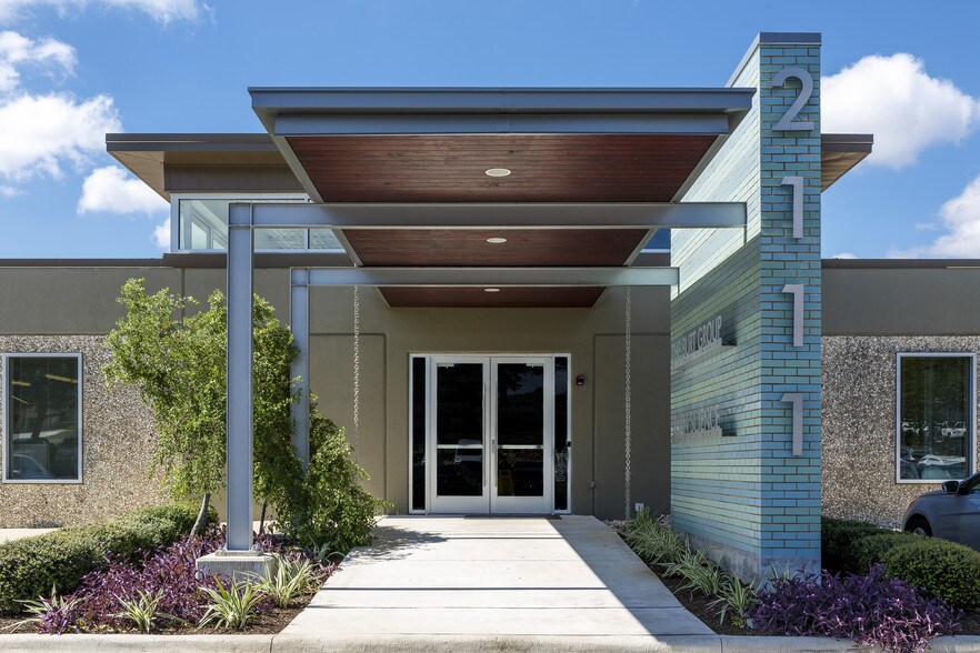 2111 Kramer Ln, Austin, TX à louer - Photo de l’immeuble – Image 2 sur 5