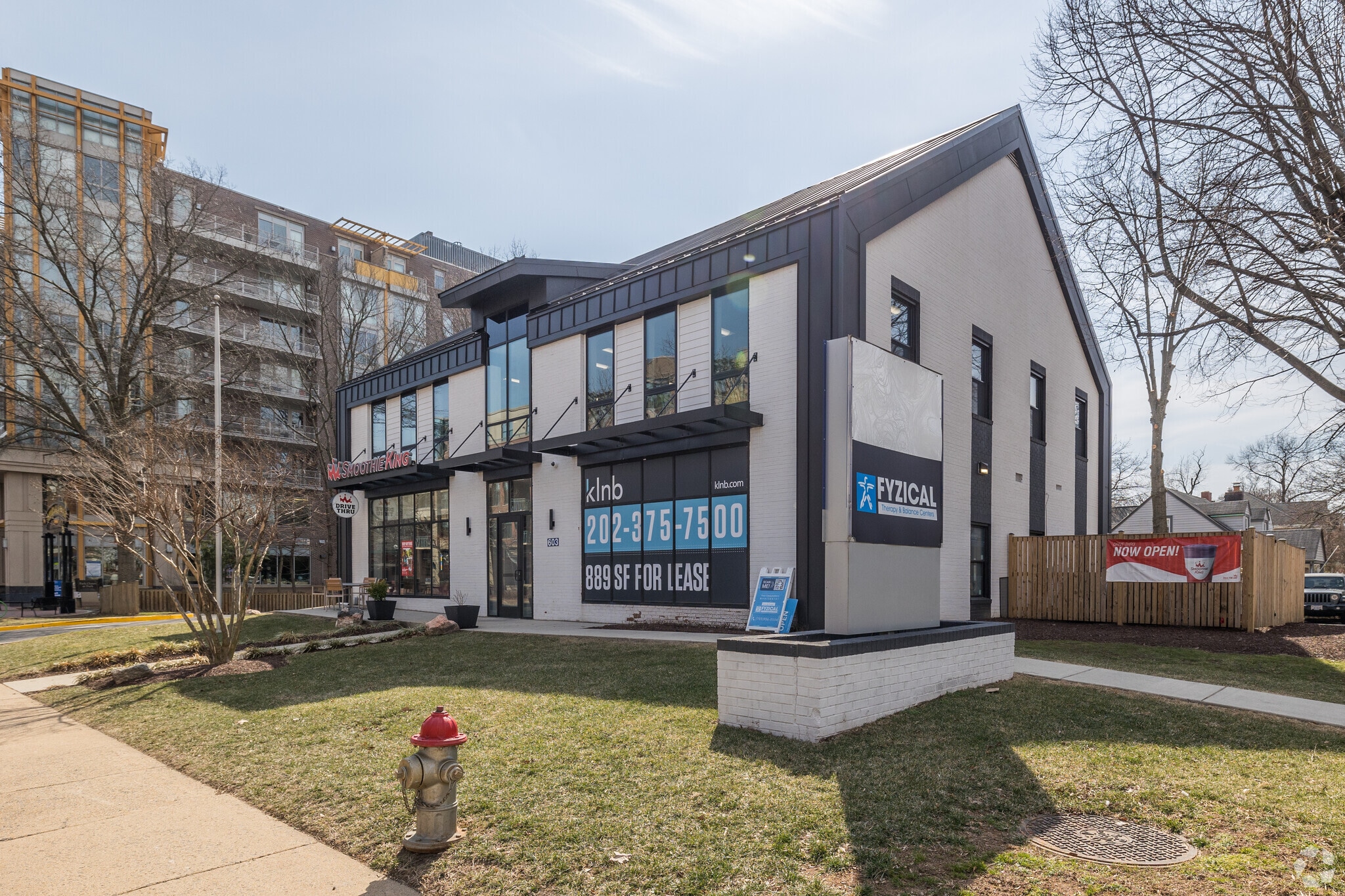 603 W Broad St, Falls Church, VA à louer Photo principale– Image 1 sur 18