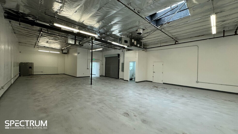 15759 Strathern St, Van Nuys, CA à louer - Photo de l’immeuble – Image 2 sur 4
