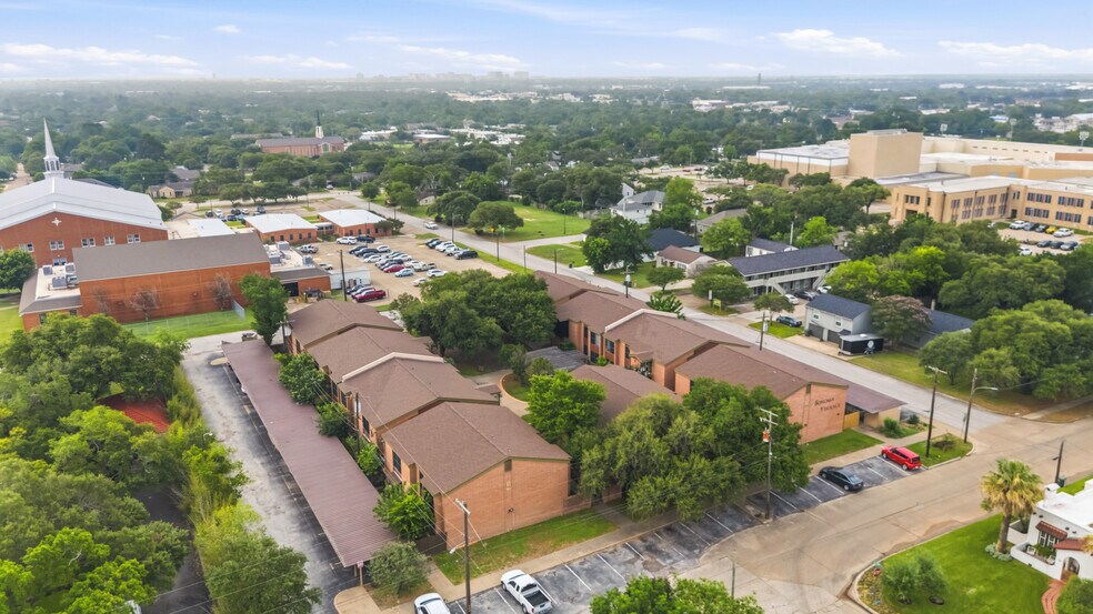611 S Ennis St, Bryan, TX à vendre - Photo de l’immeuble – Image 3 sur 36