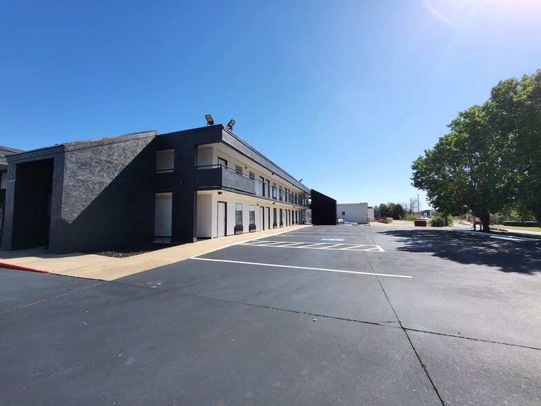 1000 S Futrall Dr, Fayetteville, AR à vendre - Photo de l’immeuble – Image 2 sur 17