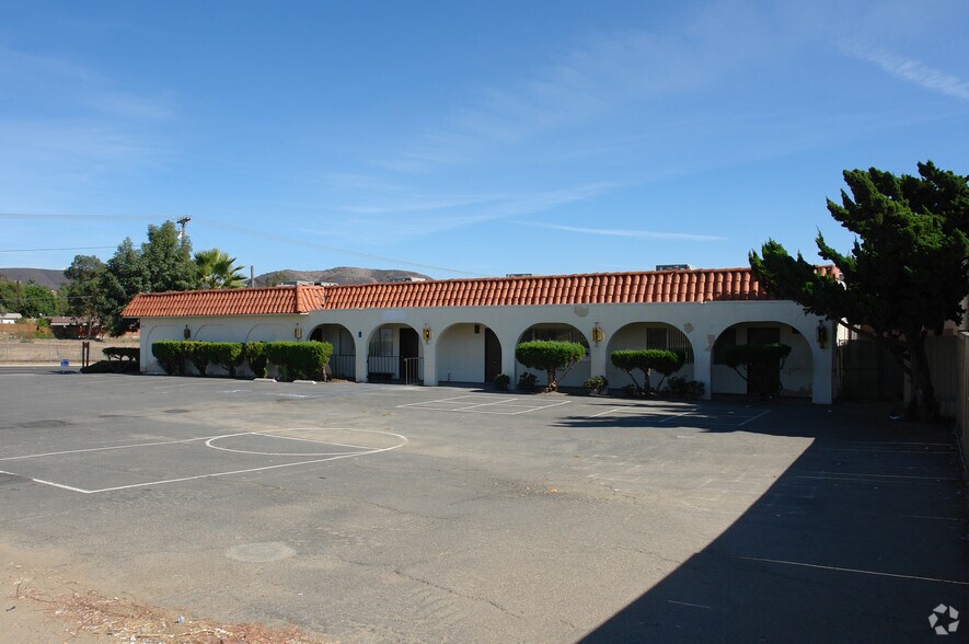 1605 W Mission Rd, San Marcos, CA à louer - Photo de l’immeuble – Image 1 sur 2