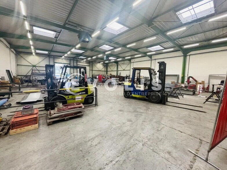 Local d’activités dans Saint-Thibault-des-Vignes à louer - Photo intérieure – Image 2 sur 8