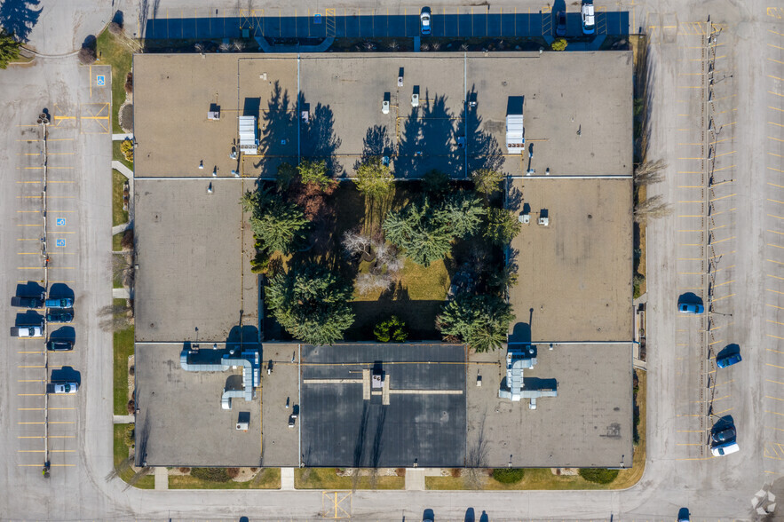 6940 Fisher Park Rd SE, Calgary, AB à louer - Photo de l’immeuble – Image 3 sur 11