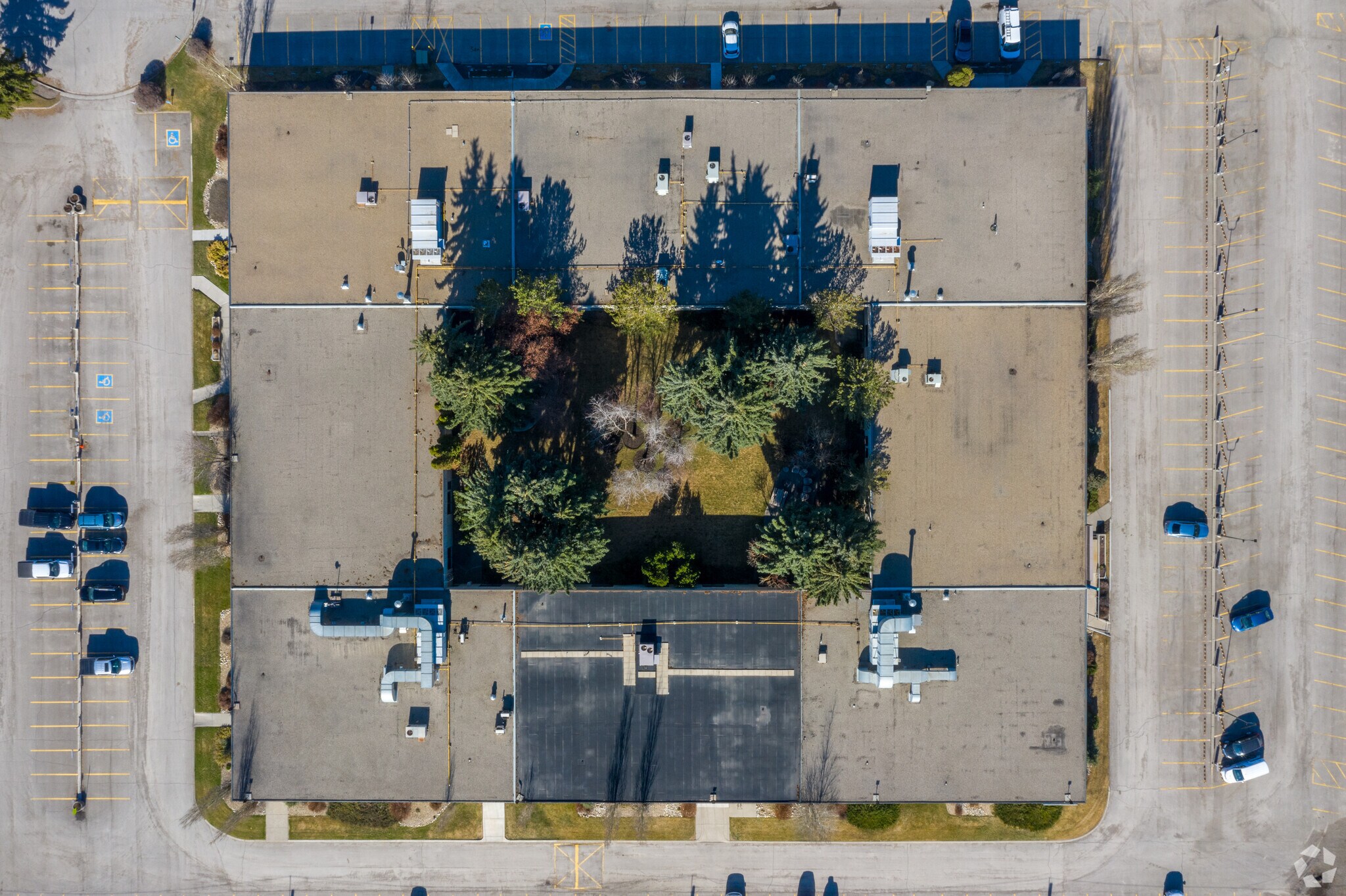 6940 Fisher Park Rd SE, Calgary, AB à louer Photo de l’immeuble– Image 1 sur 8