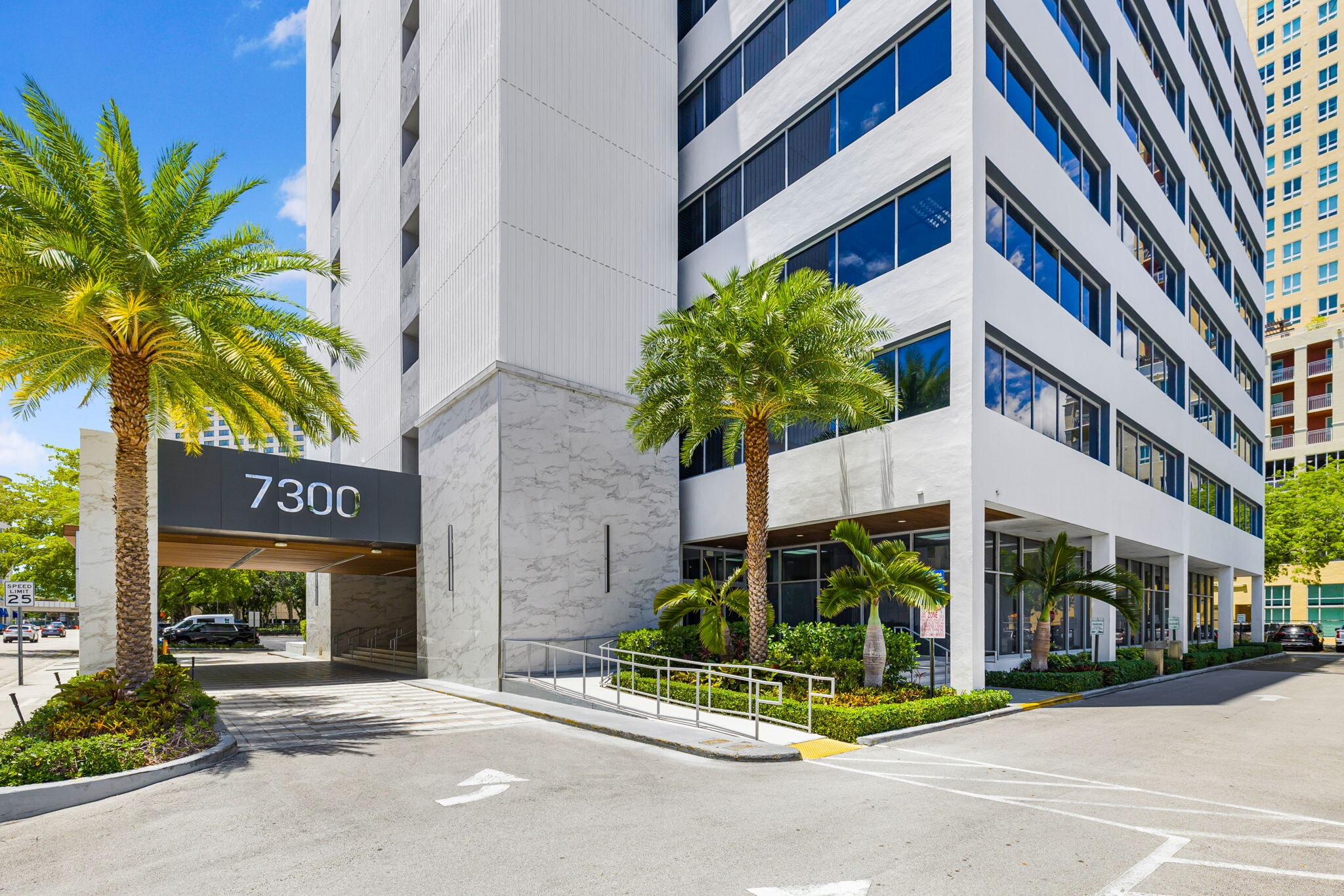 7300 N Kendall Dr, Miami, FL à louer Photo de l’immeuble– Image 1 sur 18