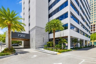 7300 N Kendall Dr, Miami, FL à louer Photo de l’immeuble– Image 1 sur 18