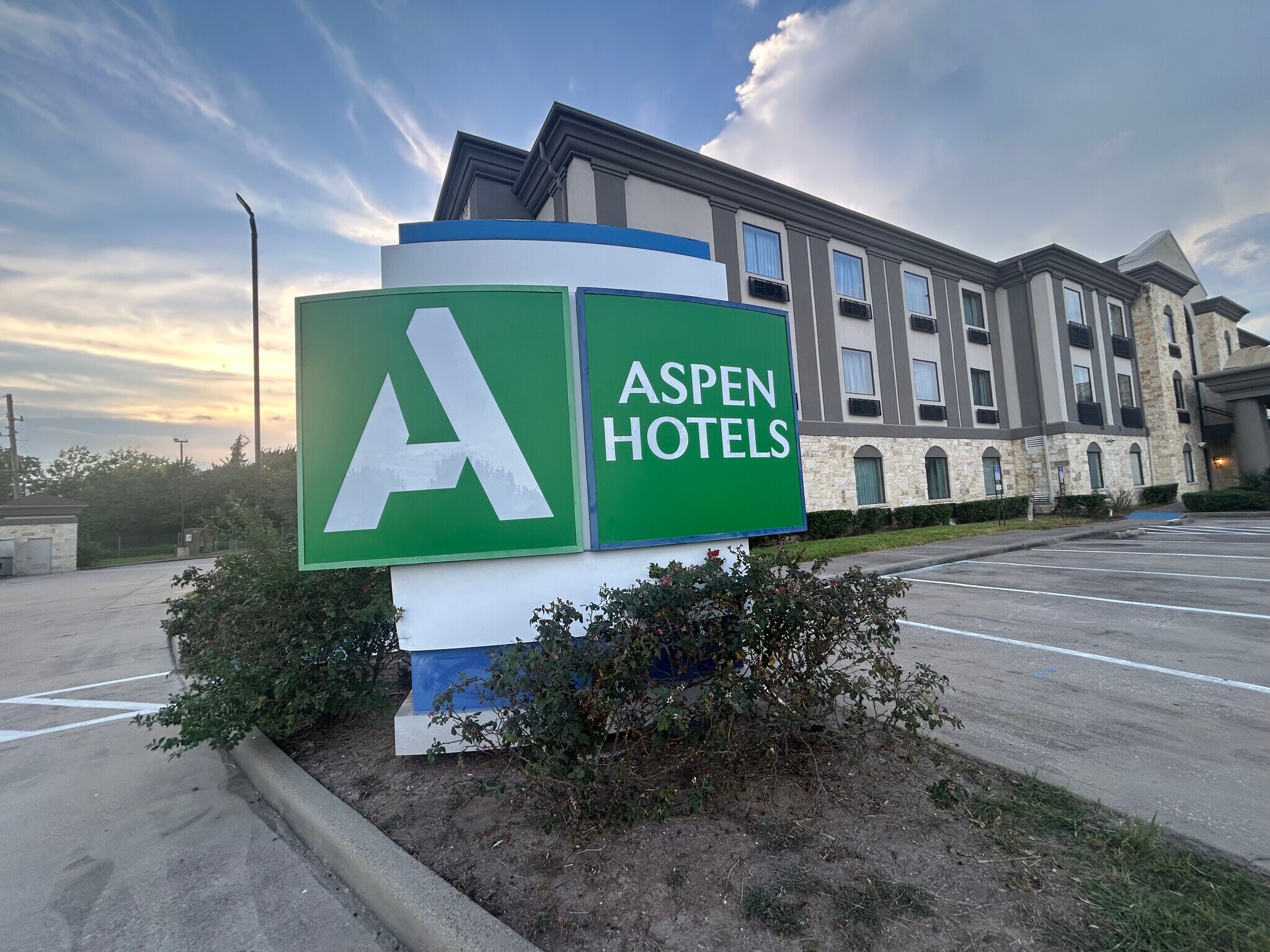 2205 Barker Oaks Dr, Houston, TX à vendre Photo de l’immeuble– Image 1 sur 19