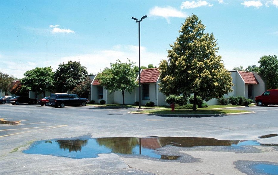 1 Smoke Tree Plz, North Aurora, IL à louer - Photo principale – Image 1 sur 17