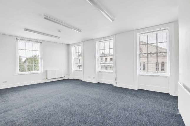1 Bath St, Cheltenham à louer Photo intérieure– Image 1 sur 2
