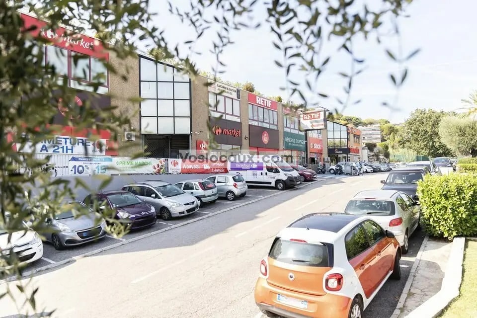 Local d’activités dans Villeneuve-Loubet à louer Photo de l’immeuble– Image 1 sur 9