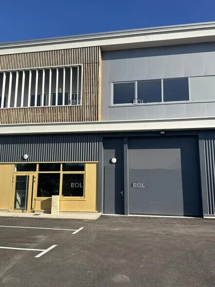 Local d’activités dans Rousset à louer - Photo de l’immeuble – Image 2 sur 5