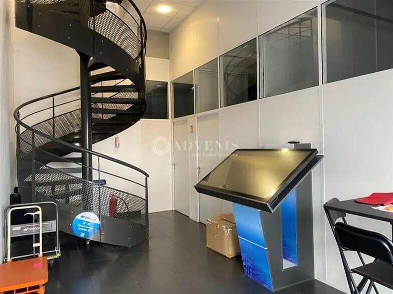 Bureau dans Saint-Denis à louer - Photo de l’immeuble – Image 2 sur 10