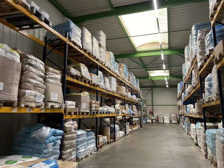 Local d’activités dans Cuincy à louer - Photo de l’immeuble – Image 3 sur 5