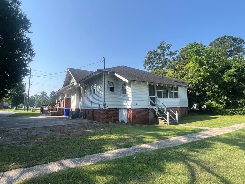 512 Sunset Ave, Clinton, NC à vendre - Photo de l’immeuble – Image 3 sur 13