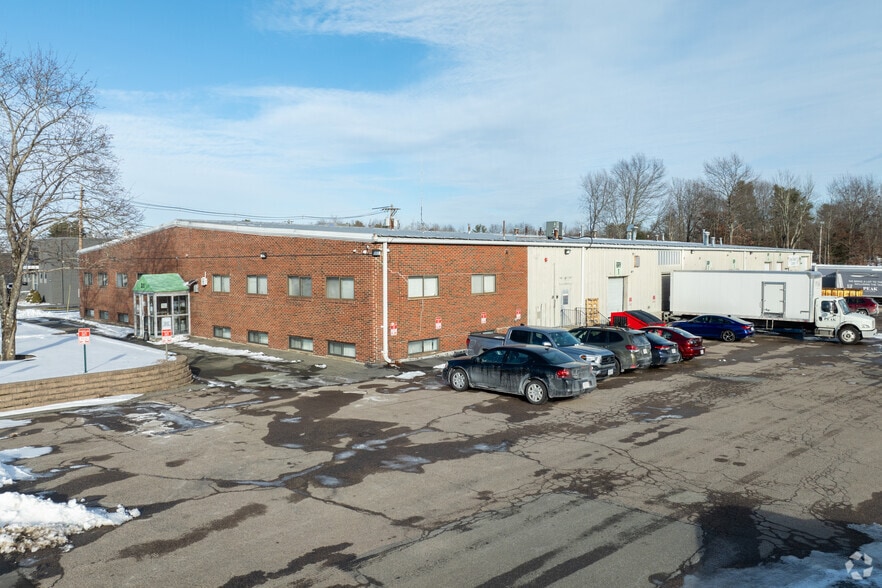 31 Tosca Dr, Stoughton, MA à louer - Photo de l’immeuble – Image 1 sur 4