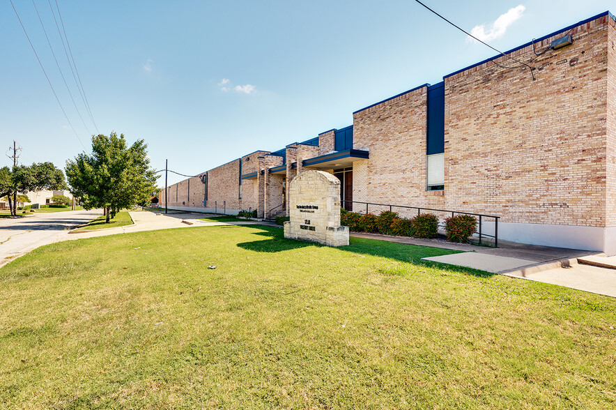 1208 Viceroy Dr, Dallas, TX à louer - Photo de l’immeuble – Image 1 sur 10