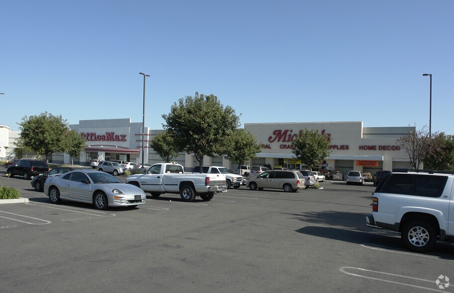 3900 Sisk Rd, Modesto, CA à louer - Photo principale – Image 1 sur 9