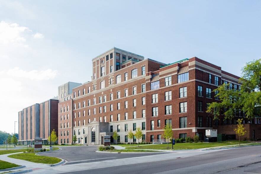 323 Weston Ave, Aurora, IL à louer - Photo de l’immeuble – Image 1 sur 15