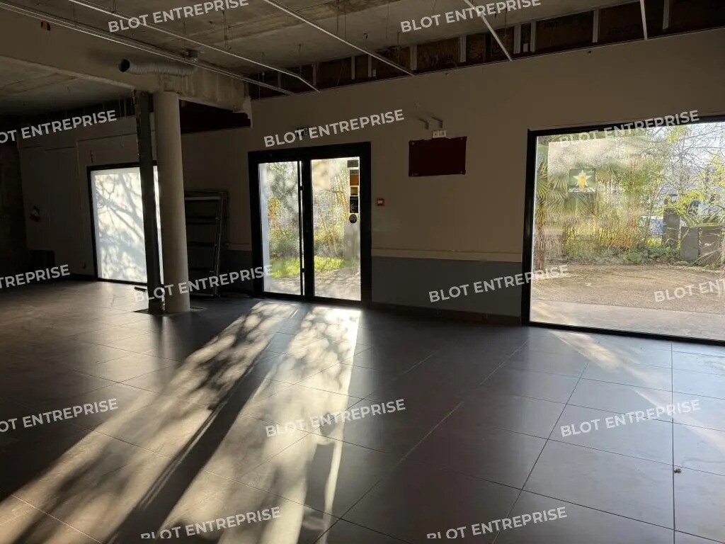 Bureau dans Plescop à louer Photo de l’immeuble– Image 1 sur 12