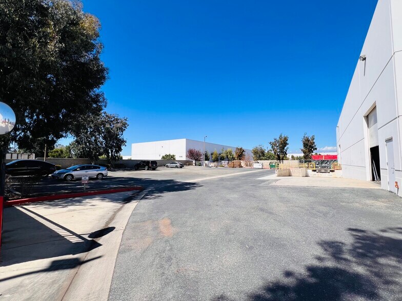 1245 Webb Cir, Corona, CA à louer - Photo de l’immeuble – Image 3 sur 34