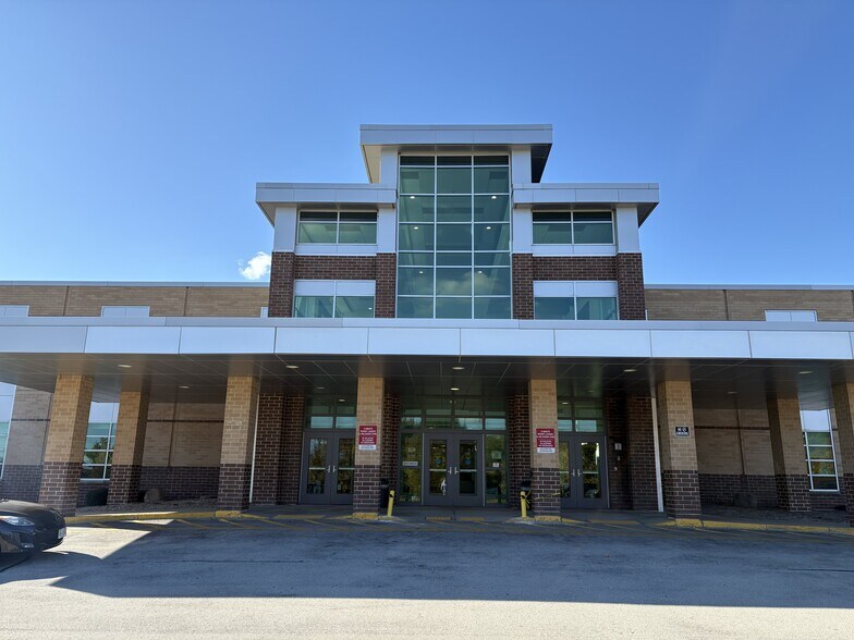 7400-7410 W Rawson Ave, Franklin, WI à louer - Photo de l’immeuble – Image 2 sur 4