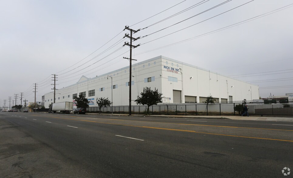 3051 Washington Blvd, Los Angeles, CA à louer - Photo de l’immeuble – Image 1 sur 3