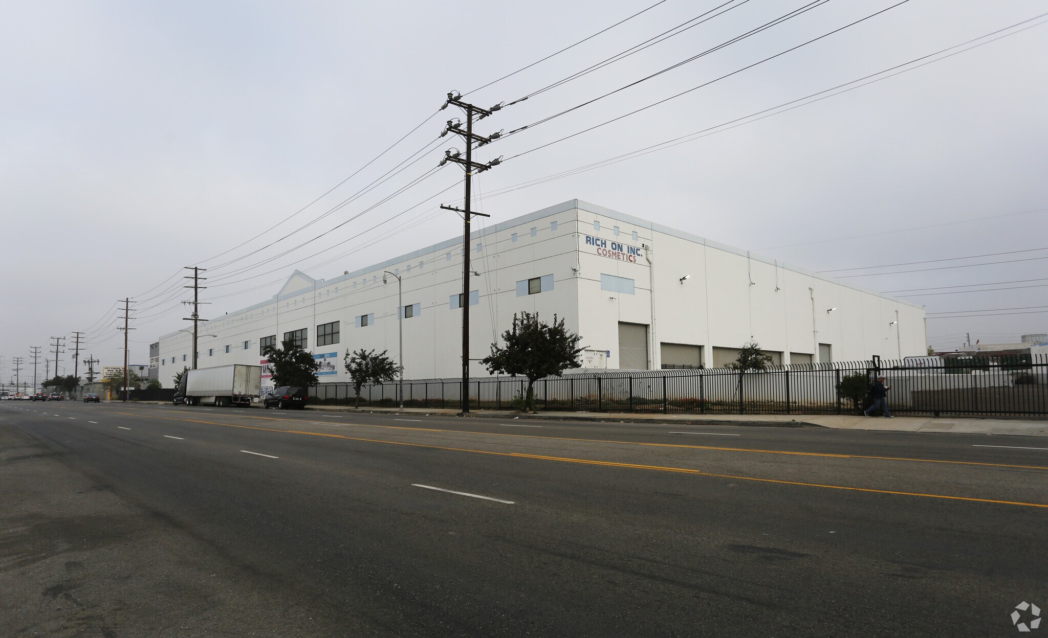 3051 Washington Blvd, Los Angeles, CA à louer Photo de l’immeuble– Image 1 sur 4