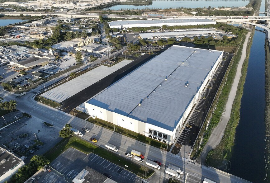 10900 NW 128th Street, Medley, FL à louer - Photo de l’immeuble – Image 1 sur 4