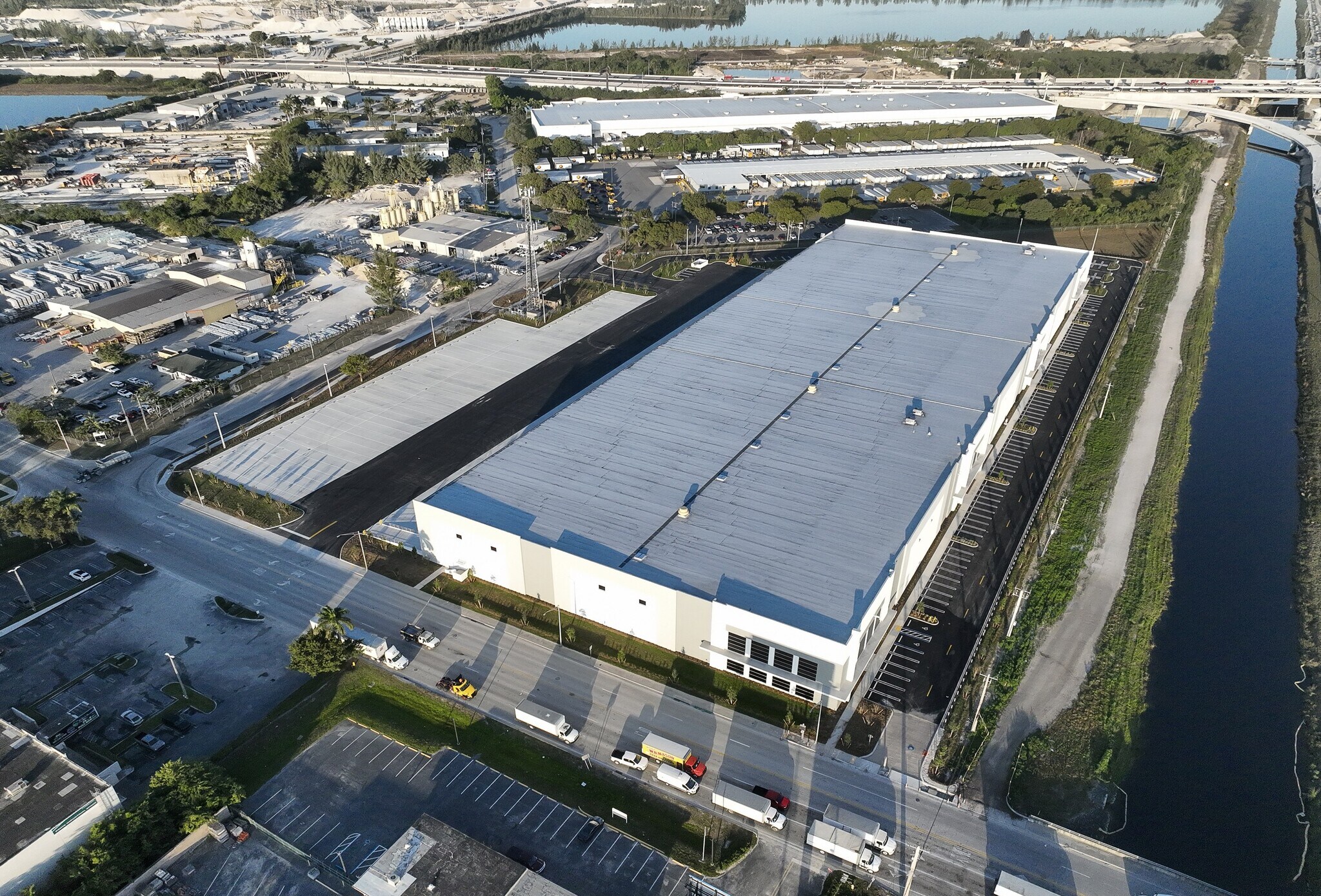 10900 NW 128th Street, Medley, FL à louer Photo de l’immeuble– Image 1 sur 5