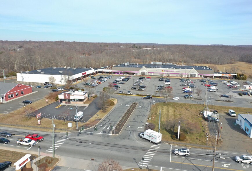 215 E Main St, Clinton, CT à louer - Aérien – Image 1 sur 2