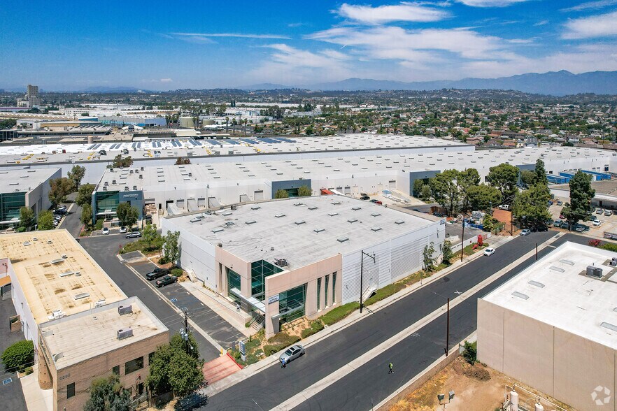 2027 Leo Ave, Commerce, CA à louer - Photo de l’immeuble – Image 3 sur 5