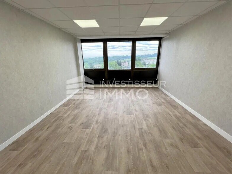 Bureau dans Villeneuve-Saint-Georges à louer - Photo de l’immeuble – Image 2 sur 4