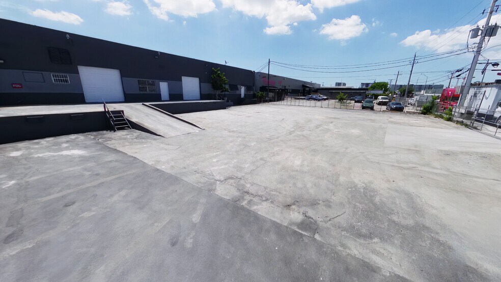 3121-3171 E 11th Ave, Hialeah, FL à louer - Photo de l’immeuble – Image 3 sur 10
