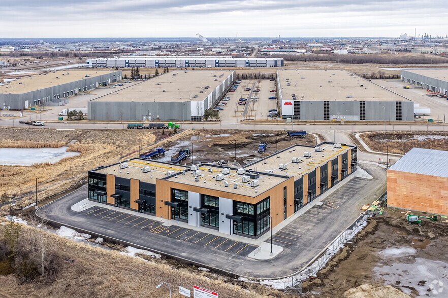 2943 50 Av NW, Edmonton, AB à vendre - Aérien – Image 2 sur 3