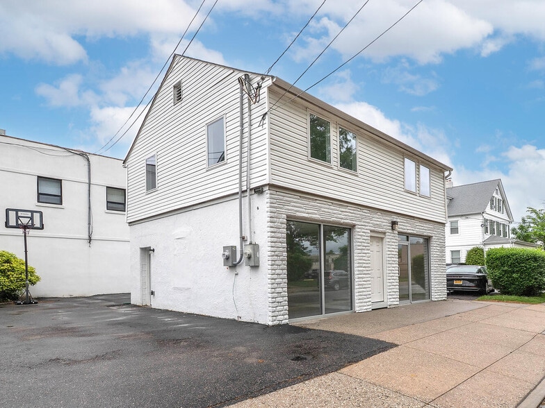 31 Myrtle St, Manhasset, NY à louer - Photo de l’immeuble – Image 2 sur 8