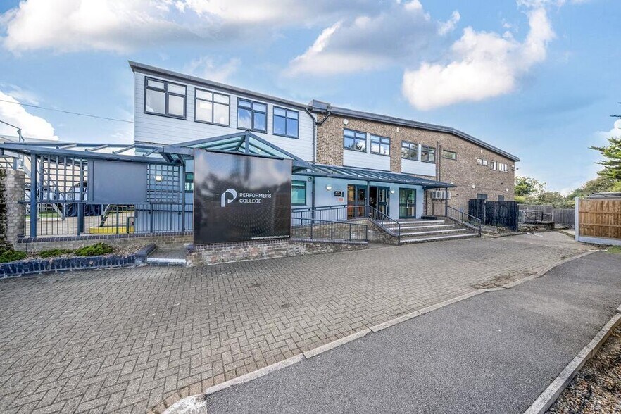 Southend Road, Stanford Le Hope à vendre - Photo de l’immeuble – Image 1 sur 17