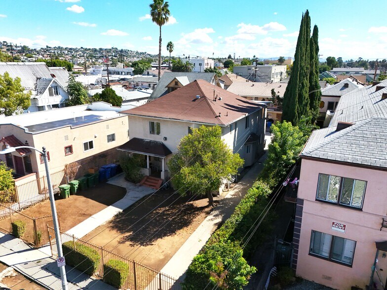 322 N Fickett St, Los Angeles, CA à vendre - Photo de l’immeuble – Image 3 sur 11