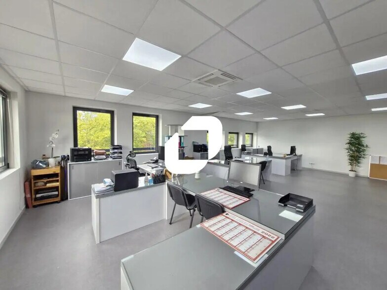 Bureau dans Bussy-Saint-Georges à louer - Photo de l’immeuble – Image 1 sur 7