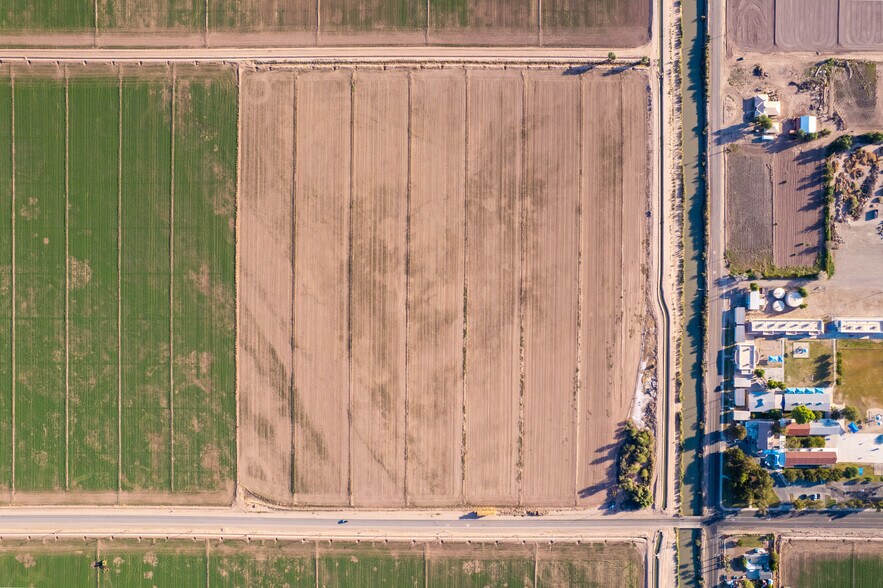 697 W McCabe Rd, El Centro, CA à vendre - Photo de l’immeuble – Image 3 sur 10