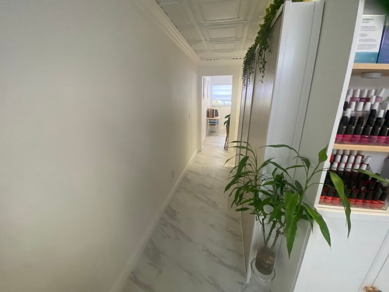 145 Madeira Ave, Coral Gables, FL à louer - Photo intérieure – Image 3 sur 9