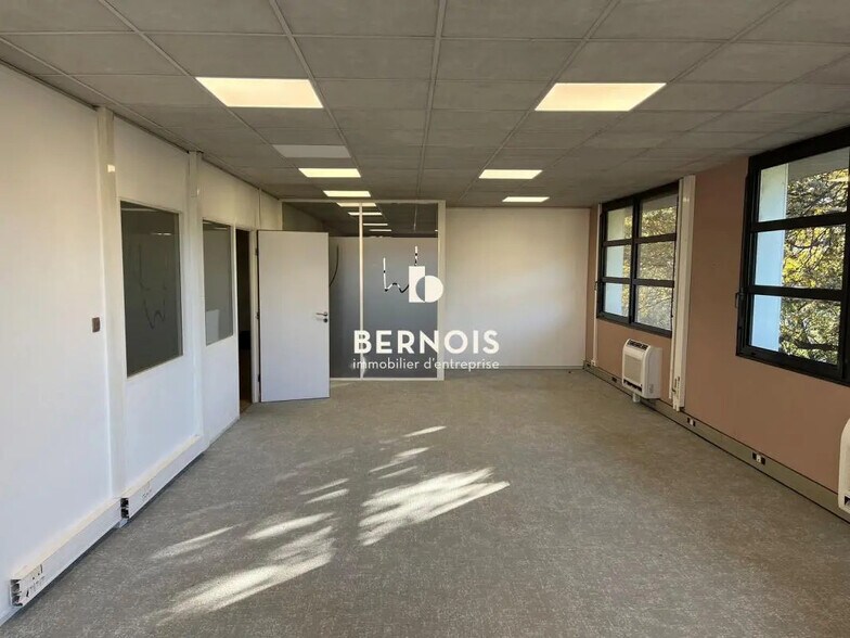 Bureau dans La Seyne-sur-Mer à vendre - Photo de l’immeuble – Image 3 sur 5