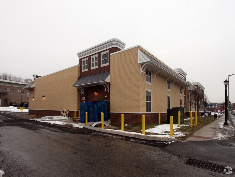 237 E Lancaster Ave, Wayne, PA à louer - Photo de l’immeuble – Image 3 sur 5