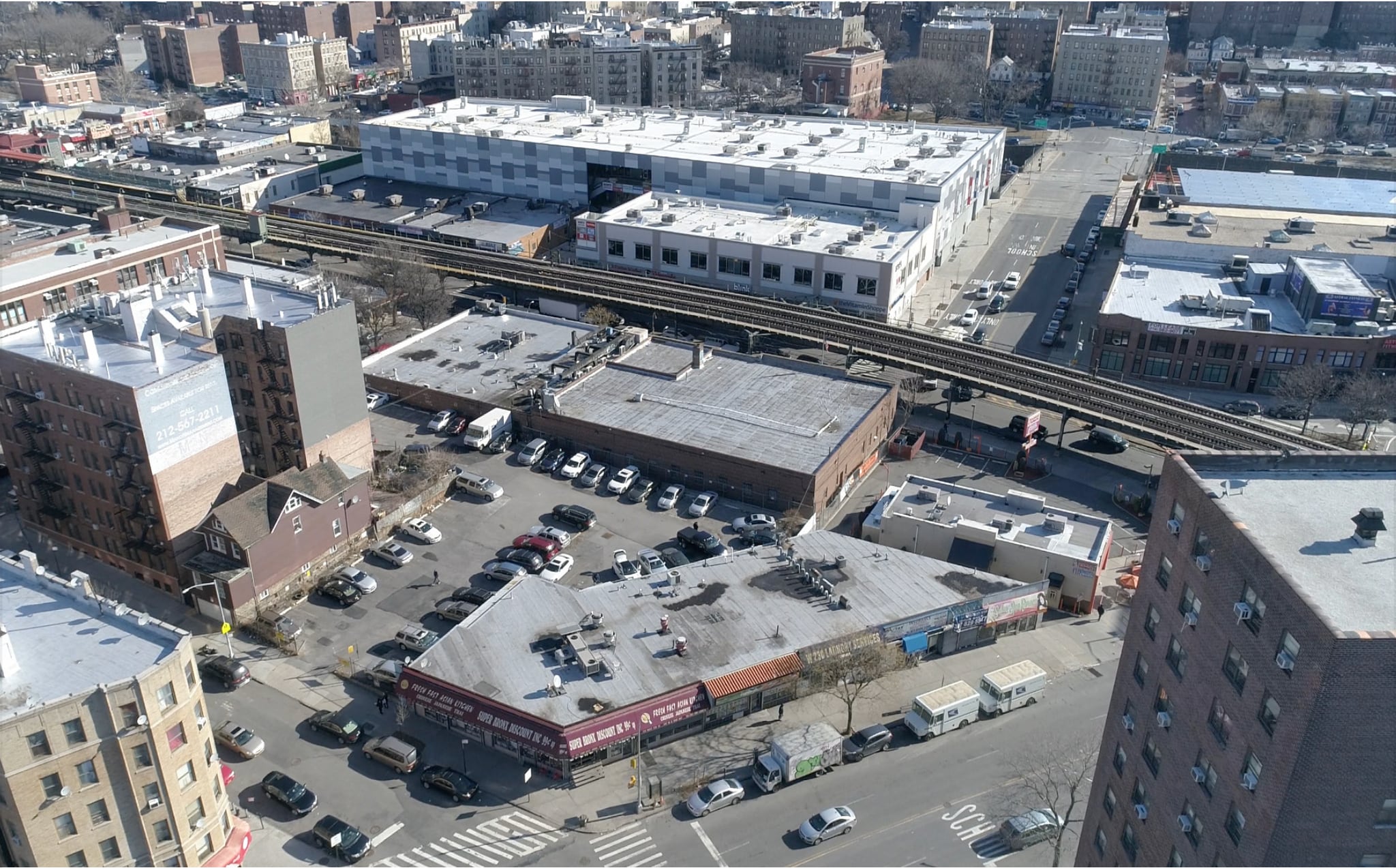205-225 W 230th St, Bronx, NY à louer Photo de l’immeuble– Image 1 sur 4