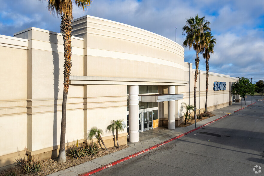 2200 W Florida Ave, Hemet, CA à louer - Photo de l’immeuble – Image 1 sur 7