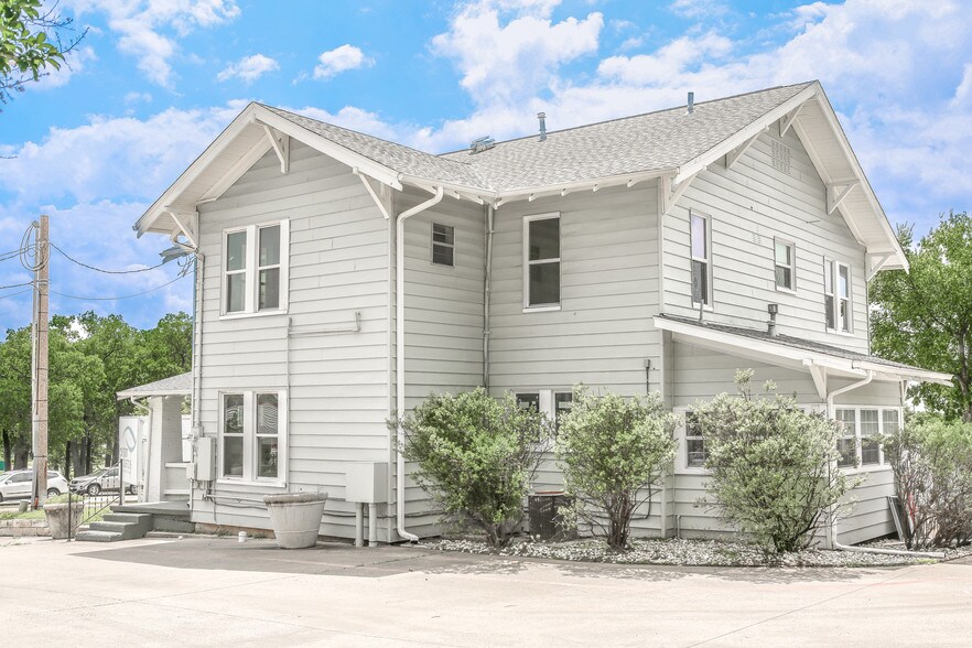 209 E University Dr, Denton, TX à louer - Photo de l’immeuble – Image 3 sur 19