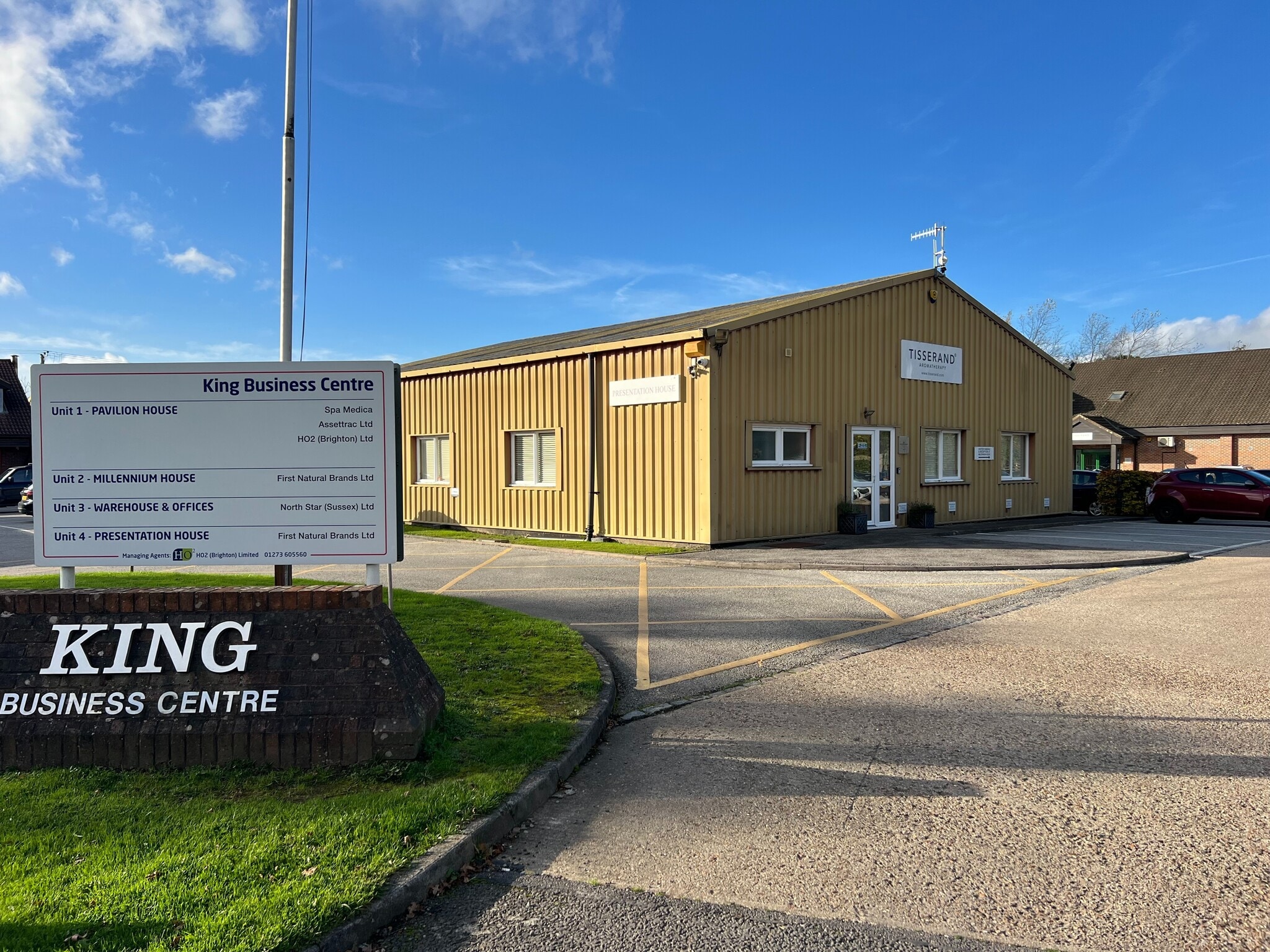 Presentation House, Reeds Lane, Sayers Common, Hurstpierpoint à louer Photo principale– Image 1 sur 8