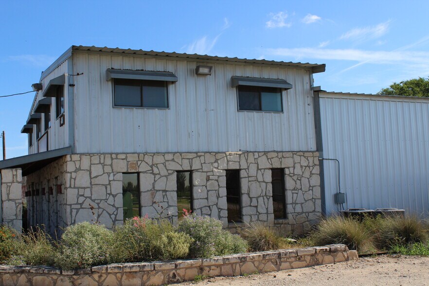 2870 FM471, Castroville, TX à louer - Photo de l’immeuble – Image 3 sur 15