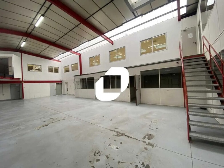 Local d’activités dans Bobigny à louer - Photo de l’immeuble – Image 1 sur 11