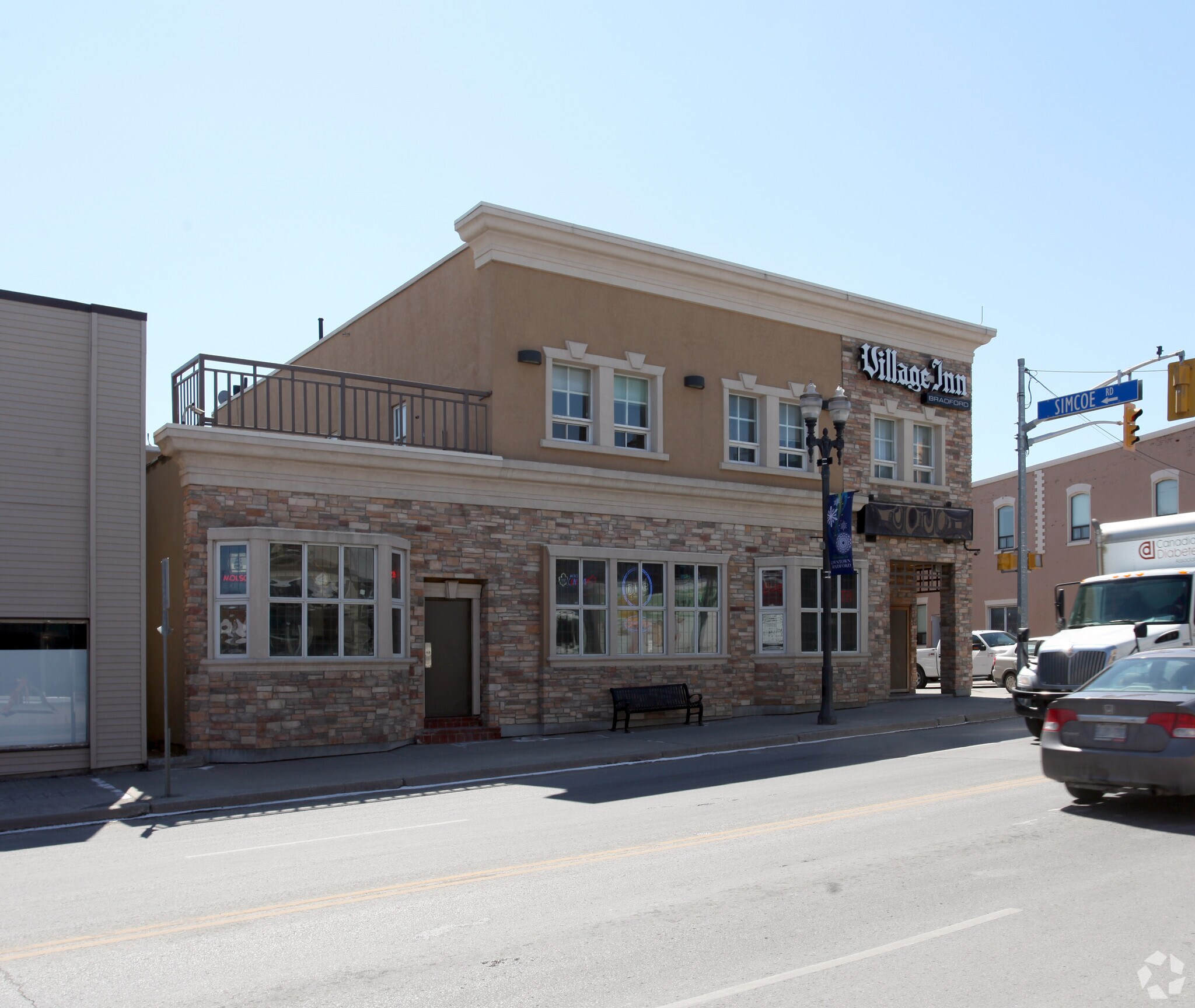 2 Holland St E, Bradford West Gwillimbury, ON à louer Photo principale– Image 1 sur 3